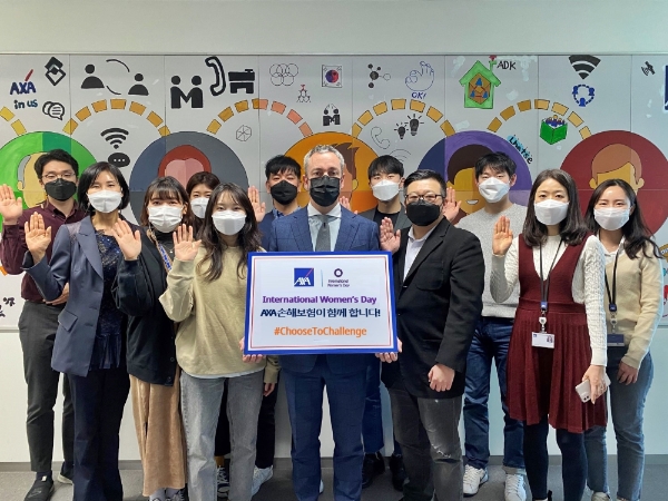 세계 여성의 날을 기념해 AXA손해보험의 직원들이 글로벌 캠페인에 동참하는 뜻 깊은 행사를 진행했다. / 사진 = AXA손해보험