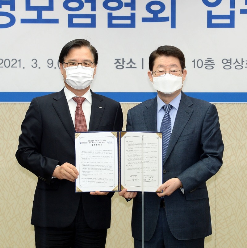 권평오 코트라 사장(왼쪽), 정희수 생명보험협회 회장이 협약식 후 기념촬영을 하고 있다./사진=생명보험협회