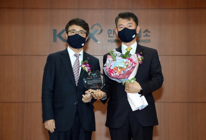 ㈜한화와 한화시스템은 9일 한국거래소가 진행한 ‘2020년 유가증권시장 공시 우수법인 시상식’에서 각각 ‘영문 공시 우수법인’과 ‘공시 우수법인’ 부문 수상자로 선정됐다. 사진=한화그룹.