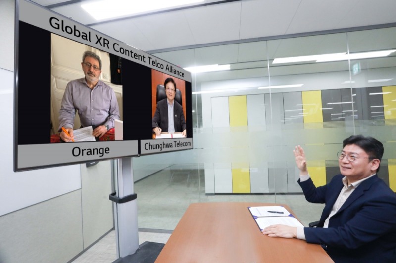 최윤호 LG유플러스 5G서비스사업담당(상무)이 신규 회원사들과 화상회의를 하고 있다. 사진=LG유플러스