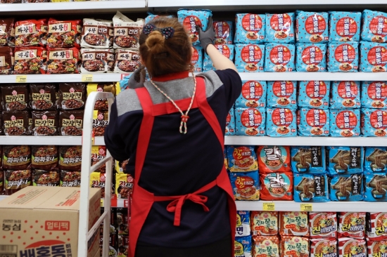 한 직원이 유통매장에 농심 배홍동 비빔면을 진열하고 있다. / 사진 = 농심