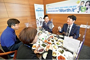 ▲ 권준학 NH농협은행장(오른쪽)과 데이터사업부 직원들이 2월 26일 서울시 중구 농협은행 본사에서 오찬을 하고 있다. 사진 = NH농협은행