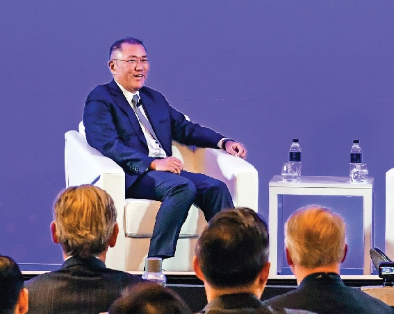 ▲ 정의선 현대차그룹 회장이 1월 22일 칼라일그룹 초청 대담회에서 투자자들의 질문에 답하고 있다.