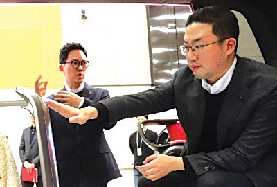 ▲ 구광모 LG 회장(오른쪽)이 서울 LG전자 디자인경영센터를 방문해 경영진으로부터 미래기술 관련 보고를 받고 있다. 사진 = LG그룹