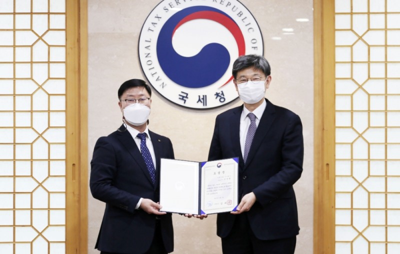 김동일 국제조세관리관(오른쪽)과 남재원 NH농협은행 부행장이 표창장을 들고 기념촬영을 하고 있다. /사진=NH농협은행 제공