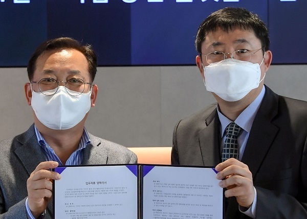 기아 판촉전략실장 오용진 상무(왼쪽)와 YW모바일 이영석 대표이사.