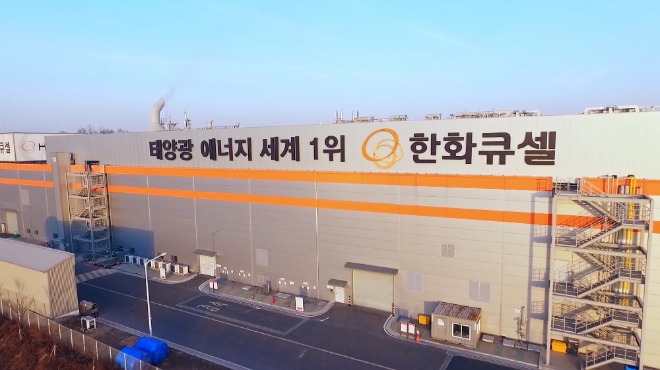 한화큐셀은 오는 22일 태양광 모듈 전면과 후면 발전이 모두 가능한 큐피크 듀오 G9 양면형 모듈(Q.PEAK DUO G9 BFG, 이하 양면형 모듈 G9)과 수상환경에서 최적화된 큐피크 듀오 G9 포세이돈 모듈(이하 포세이돈 모듈 G9)을 국내에 출시한다. 사진=한화큐셀.