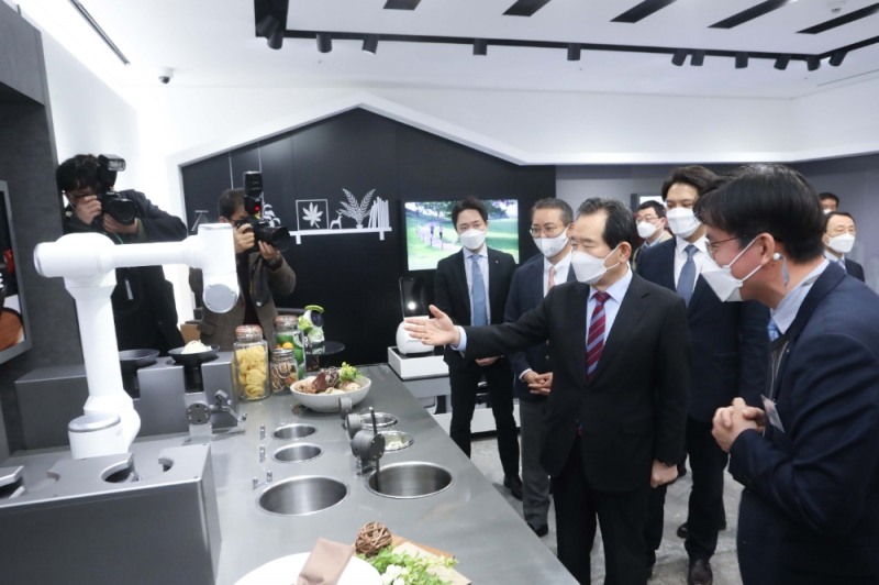 정세균 국무총리가 서울 강서구 마곡 LG사이언스파크를 방문해 이노베이션 갤러리에서 쉐프봇을 살펴보고 있다. 사진=LG