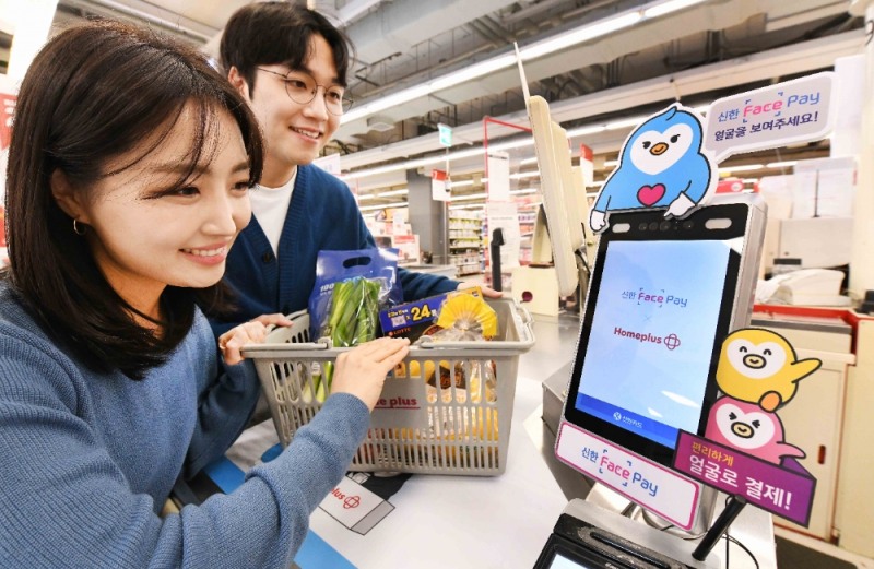 신한카드가 홈플러스 월드컵점에 ‘신한 페이스페이’ 서비스를 론칭한다. /사진=신한카드