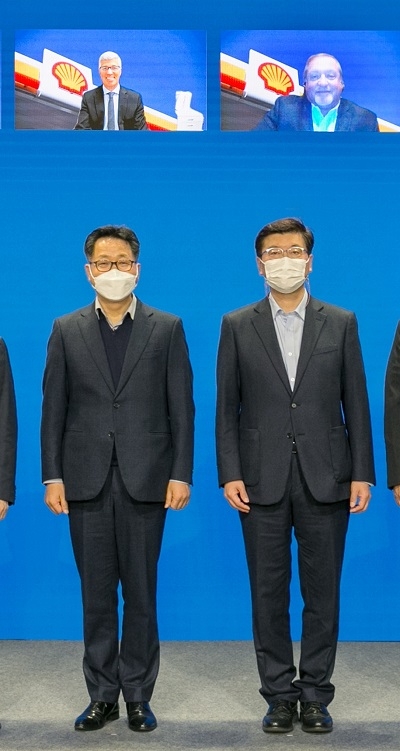 3월18일 현대모터스튜디오 고양, 현대차-쉘 글로벌 비즈니스 파트너십 계약 체결식. 김언수 현대차 글로벌사업관리본부장 전무(왼쪽), 강진원 한국쉘 사장, 카를로스 마우러 쉘 글로벌 커머셜 총괄사장(화상화면 왼쪽). 제공=현대차.