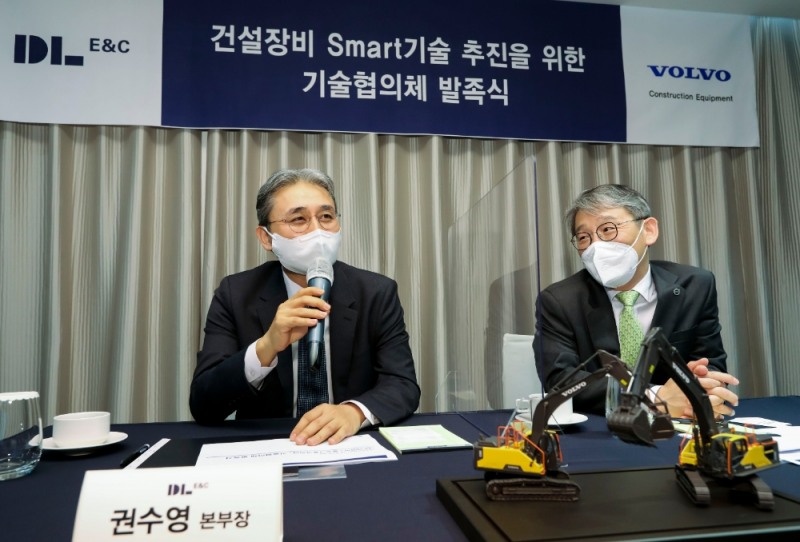권수영 DL이앤씨 토목사업본부장(왼쪽)이 임재탁 볼보건설기계 총괄 부사장과 DL이앤씨·볼보그룹코리아 기술협의체 발족식에 참여하고 있다. / 사진=DL이앤씨