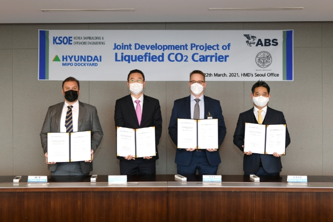 사진 왼쪽부터 마셜아일랜드 기국 토마스 블렝크 위원(Thomas H. Blenk, Deputy Commissioner), 현대미포조선 남영준 전무, ABS 대런 레스코스키 부사장(Darren Leskoski, Vice President), 한국조선해양 유병용 상무. 사진=현대중공업그룹.