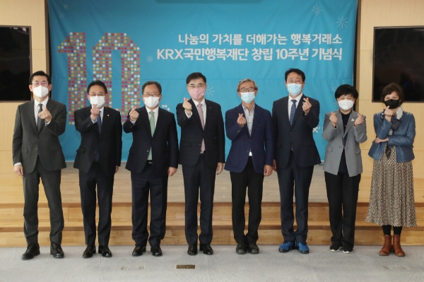 ▲KRX국민행복재단 창립 10주년 기념식에 참석한 주요내빈들이 기념촬영을 하고있다. (왼쪽부터)안희배 동아대병원장, 김희곤 국민의힘 국회의원, 김석준 부산광역시 교육감, 손병두 한국거래소 이사장, 전재수 더불어민주당 국회의원, 박재범 부산시 남구청장, 안병선 부산시 복지건강국장, 박지영 동의대 사회복지학과 교수./ 사진=한국거래소