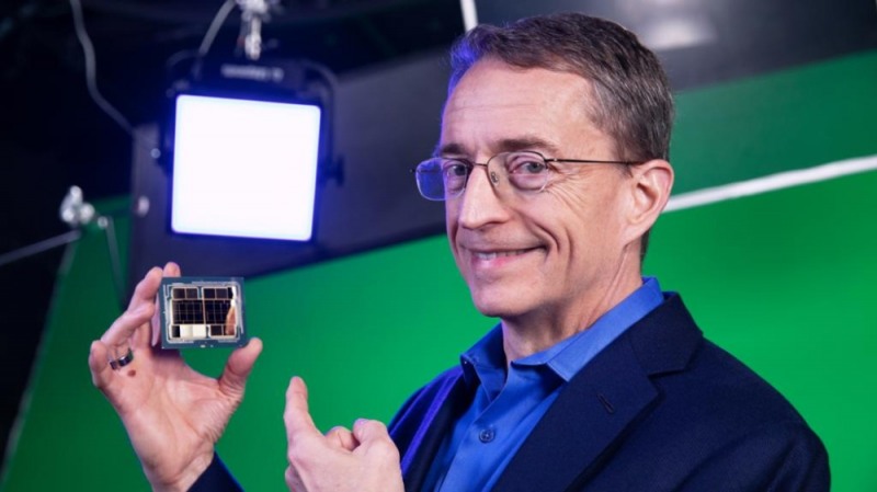 펫 겔싱어 인텔 최고경영자(CEO)가 23일(현지시각) 차세대 반도체 전략 'IDM2.0'을 발표하고, 파운드리 사업 진출을 공식화했다. 사진=인텔 공식 트위터