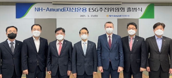 ▲박학주 NH아문디자산운용 대표이사(왼쪽에서 4번째)가 지난 23일 ‘ESG 추진위원회 및 TF’ 비대면 출범식에서 기념사진을 찍고 있다./ 사진=NH아문디자산운용