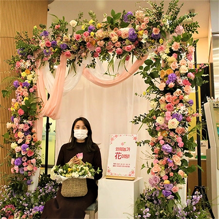 ▲사진은 내방 시민이 NH농협은행 인천영업본부가 설치한 꽃장식 부스에서 사진을 찍고 있다.