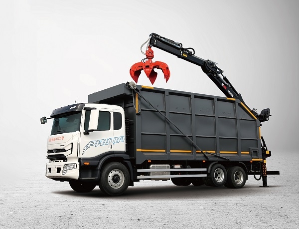 프리마 중형 너클 크레인. 사진=타타대우.