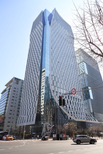 이베스트투자증권 새 사옥인 여의도 포스트타워 전경 / 사진제공= 이베스트투자증권(2021.03.24)