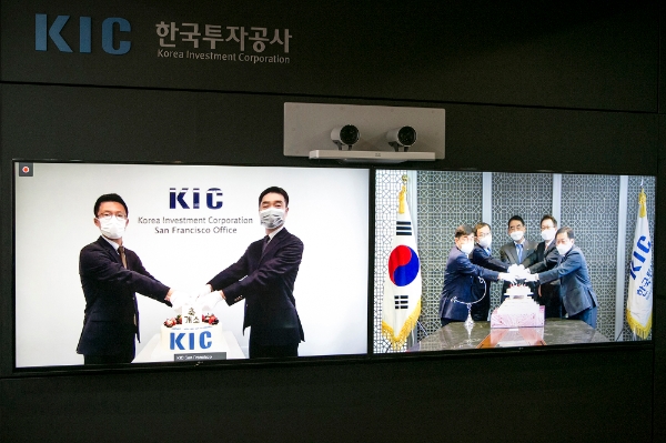 ▲KIC는 26일 오전 샌프란시스코 사무소 현지(좌)와 서울 중구 본사(우)에서 동시에 개소식 행사를 온라인 화상회의 방식으로 진행했다./ 사진=KIC