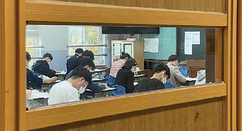 ▲ 금융 전문가를 꿈꾸는 시험생들이 CFP 지격시험에 응시하고 있다.