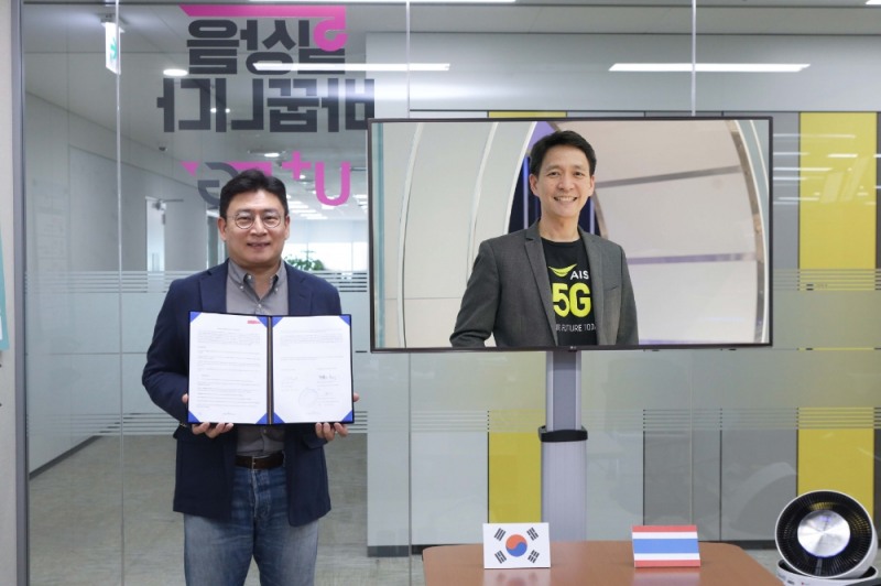 최윤호 LG유플러스 XR서비스사업담당(상무)가 태국 AIS 프라따나 릴라파낭 소비자사업최고책임자와 화상회의에서 5G 수출계약을 체결했다. 사진=LG유플러스