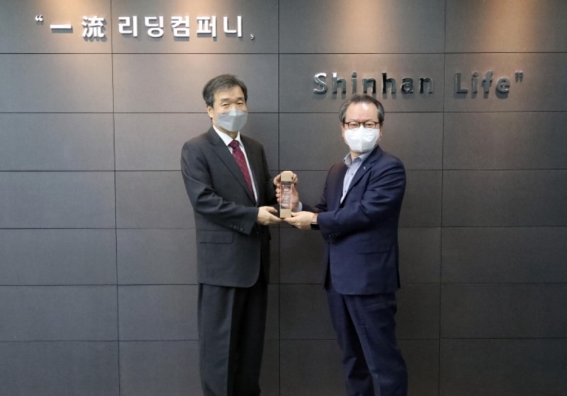 성대규 신한생명 사장(오른쪽), 최재철 신한생명 ESG 자문대사가 신한생명 본점에서 ‘ESG 자문대사 위촉식’을 갖고 기념촬영을 하고 있다./사진=신한생명