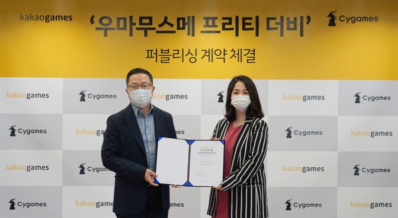 (왼쪽부터)조계현 카카오게임즈 각자 대표와 사이게임즈 오부세 유카 아시아사업 총괄이 '우마무스메 프리티 더비' 퍼블리싱 계약을 체결했다. 사진=카카오게임즈