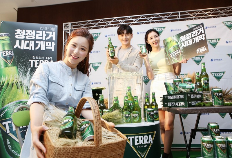 모델들이 하이트진로의 청정라거 테라를 소개하고 있다. / 사진제공 = 하이트진로