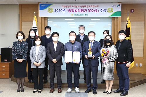 ▲사진은 인천농협지역본부 이강영 본부장(앞줄 왼쪽에서 세 번째), 검단농협 양동환 조합장(앞줄 왼쪽에서 네 번째), 최용식 상임이사 (앞줄 왼쪽에서 다섯 번째)