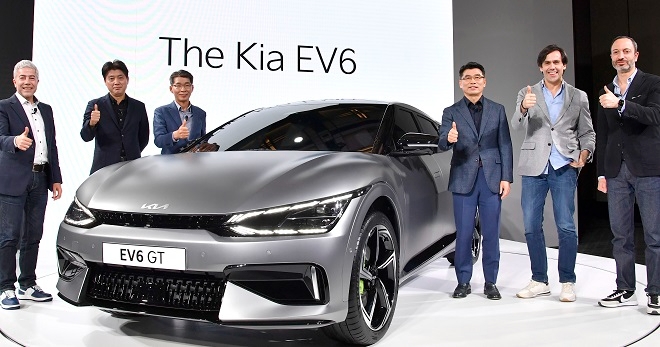 기아 EV6 GT, (왼쪽부터)기아 차량아키텍처개발센터장 파예즈 라만 전무, 국내마케팅실장 이용민 상무, 국내사업본부장 권혁호 부사장, 대표이사 송호성 사장, 고객경험본부장 아르투르 마틴스 전무, 디자인담당 카림 하비브 전무.