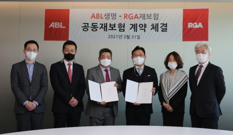31일 ABL생명 본사에서 ABL생명과 RGA재보험 한국지점이 공동재보험 계약을 체결했다. 시예저치앙 ABL생명 사장(왼쪽에서 세번째)과 RGA재보험 한국지점 신성욱 사장(왼쪽에서 네번째)이 양사 임직원들과 기념촬영을 하고 있다./사진=ABL생명