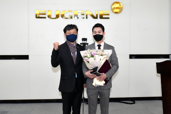 ▲3월 31일 진행된 '금융상품 핵심리더 마스터 PB 발대식'에서 고경모 대표이사(왼쪽)와 이한동 서울WM센터 PB가 기념촬영을 하고 있다./ 사진=유진투자증권