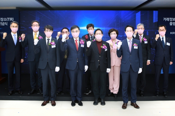 ▲(첫번째줄 왼쪽부터)이명순 금융위원회 증선위 상임의원, 손병두 한국거래소 이사장, 박수영 국민의힘 국회의원, 신창호 부산광역시 미래산업국장 (두번째줄 왼쪽부터) 홍길 금융감독원 울산부산지원 지원장, 이명호 한국예탁결제원 사장, 윤광석 백산안희제선생기념사업회 명예이사장, 박인호 부산경제살리기시민연대 상임의장, 조정희 부산시민단체협의회 상임공동대표, 조효제 한국거래소 부이사장, 이정의 한국거래소 상무./ 사진=한국거래소