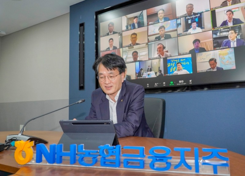 1일 서울 중구 소재 NH농협금융지주 본사 회의실에서 개최된 해외점포장 화상회의에서 손병환 농협금융 회장이 회의를 주재하고 있다. /사진=NH농협금융지주 제공