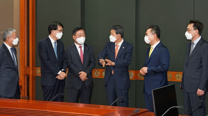 은성수 금융위원장(왼쪽에서 네 번째)은 5일 여의도 금융투자협회에서 금융투자업계 CEO(최고경영자)들과 간담회를 진행했다. 우측부터 키움증권 이현 대표, 한국투자증권 정일문 대표, 은성수 금융위원장, 금융투자협회 나재철 회장, 삼성증권 장석훈 대표, DB금융투자 고원종 대표 / 사진제공= 금융투자협회(2021.04.05)