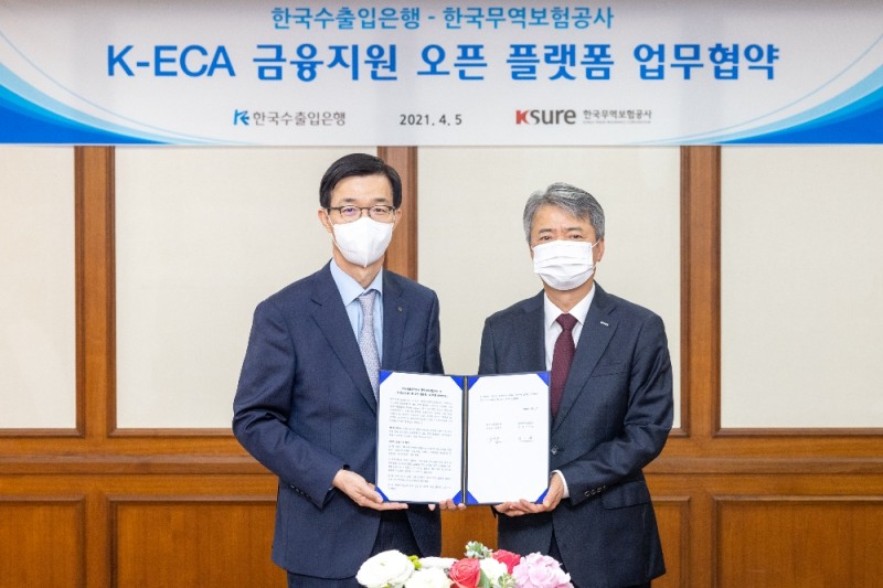 방문규 한국수출입은행장(왼쪽)과 이인호 한국무역보험공사 사장이 5일 우리 기업의 해외진출을 위한 협조융자 플랫폼을 구축하기 위해 'K-ECA 금융지원 오픈 플랫폼 결성 및 운영을 위한 업무협약'을 체결했다. /사진=한국수출입은행 제공