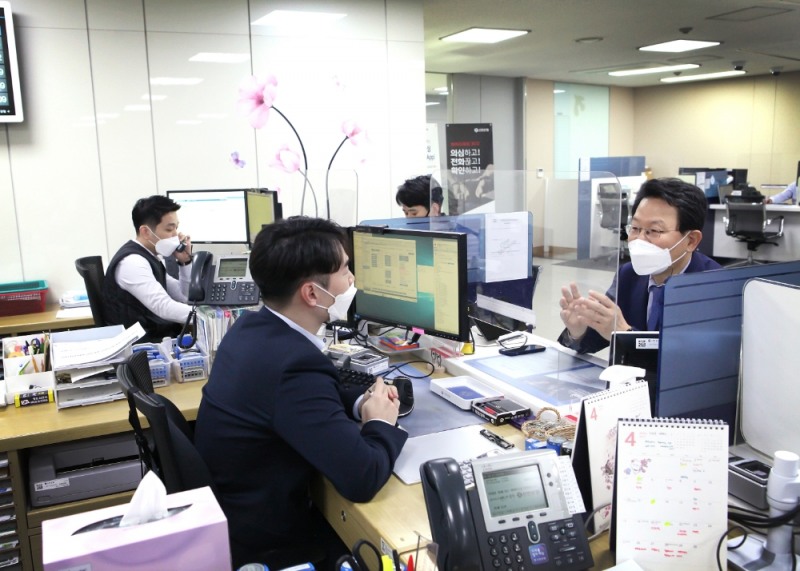 김광수 은행연합회장은 5일 신한은행 성수동기업금융센터를 방문하여 만기연장·상환유예 및 연착륙 방안의 원활한 이행 상황을 살펴보고 영업점 창구 직원으로부터 현장의 목소리를 청취했다. /사진=은행연합회 제공