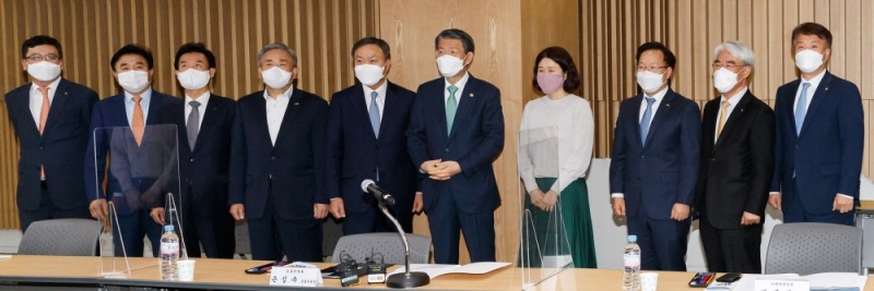 은성수 금융위원장(가운데)이 6일 열린 금융소비자보호법 보험사 CEO 간담회에서 보험사 CEO들과 기념촬영을 하고 있다./사진=금융위원회