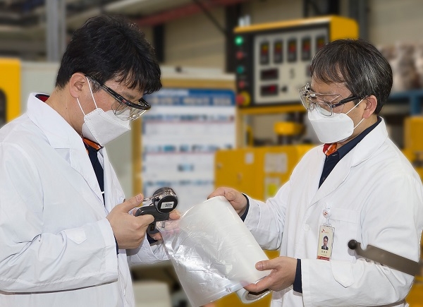 SK종합화학과 코오롱인더스트리 연구원이 공동개발한 PBAT 필름의 물성을 측정하고 있다. 사진=코오롱인더스트리