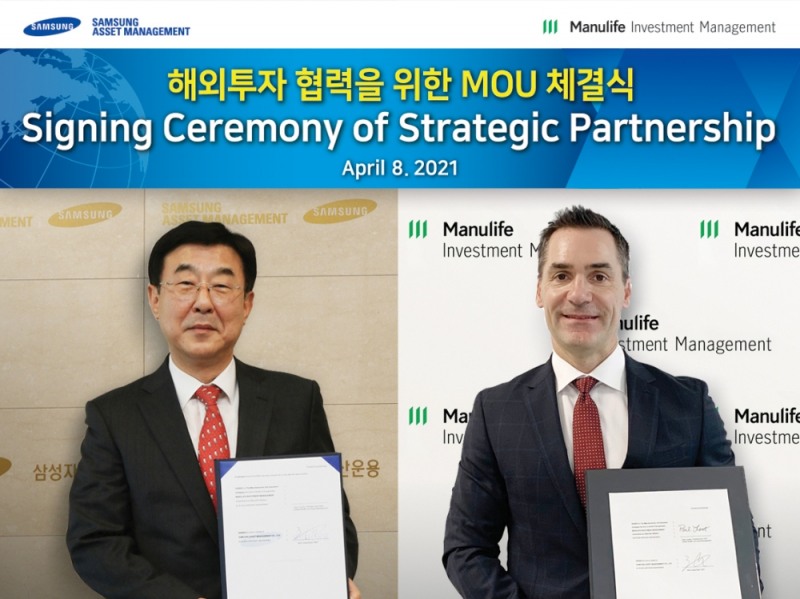 8일 삼성자산운용 심종극 대표(왼쪽)와 캐나다 매뉴라이프자산운용 폴 로렌츠 글로벌대표(오른쪽)는 비대면으로 전략적제휴(MOU)를 체결했다. / 사진제공= 삼성자산운용(2021.04.08)