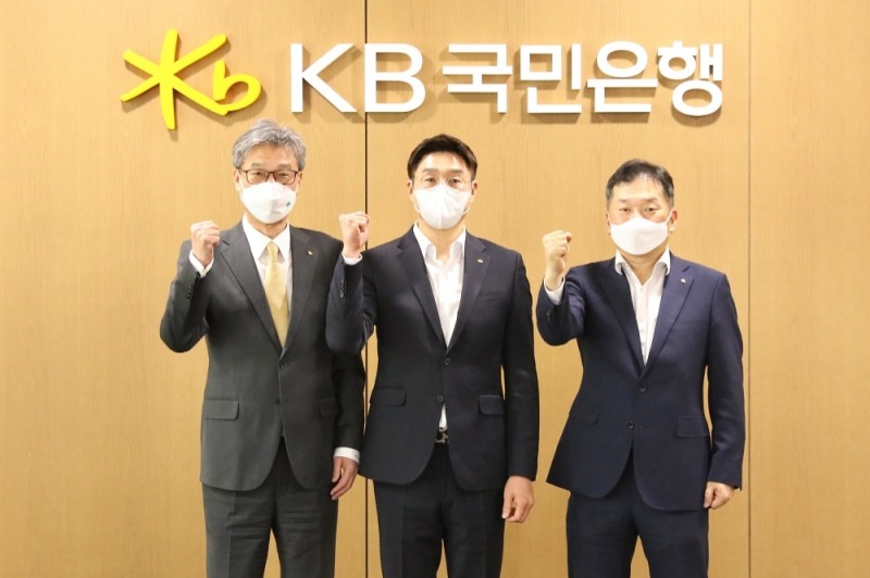 (왼쪽부터)허인 KB국민은행장, 김완수 KB국민은행 스타즈 신임감독, 김진영 단장./사진=KB국민은행
