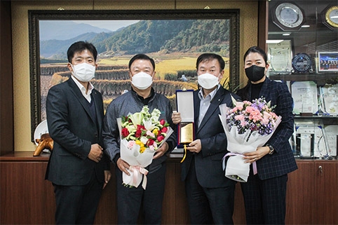 ▲사진은 왼쪽에서 박정묵 농협손해보험 인천지역총국 총국장, 양동환 검단농협 조합, 최용식 검단농협 상임이사, 검단농협 안경삼 단장이 기념사진을 찍는 모습.