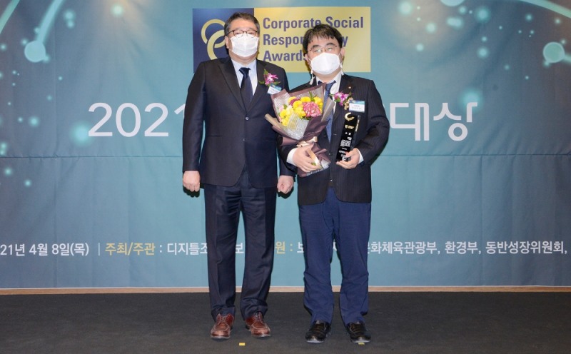 왼쪽부터 디지틀조선일보 김영수 대표이사와 롯데건설 미래혁신담당임원 한정호 상무 / 사진=롯데건설