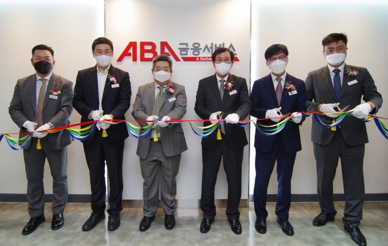 ABL생명 자회사인 ABA금융서비스가 ABL생명 본사에서 서울역 부근에 위치한 연세봉래빌딩으로 확장 이전하고 4월 8일 기념식을 가졌다. 관련 임원들이 테이프 커팅식을 하고 있다. (왼쪽부터) 안중신 ABA금융서비스 본부장, 왕루이 ABL생명 부사장, 시예저치앙 ABL생명 사장, 신완섭 ABA금융서비스 대표, 이경식 현대해상 전무, 김유성 ABA금융서비스 본부장./사진=ABL생명