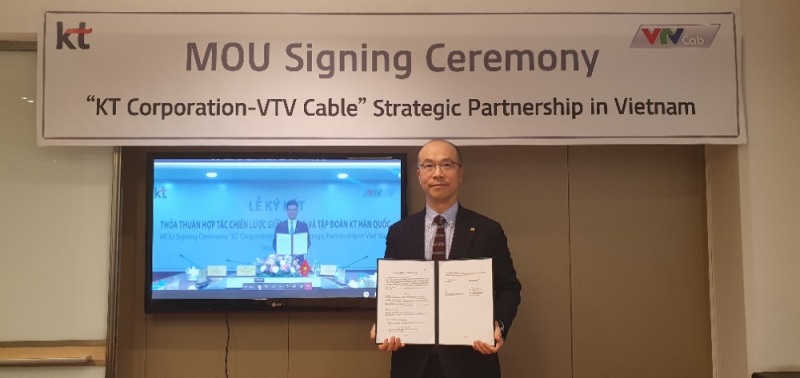 문성욱 KT 글로벌사업본부 본부장(오른쪽)과 브이 후이 남 VTV케이블(왼쪽) 대표가 비대면으로 기념 사진을 촬영하고 있다. 사진=KT