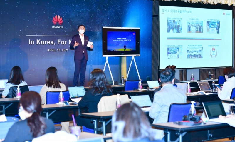 손루원 한국 화웨이 최고경영자(CEO)가 13일 열린 '화웨이 애널리스트 서밋 2021'에서 한국 비즈니스에 관해 설명하고 있다. 사진=화웨이