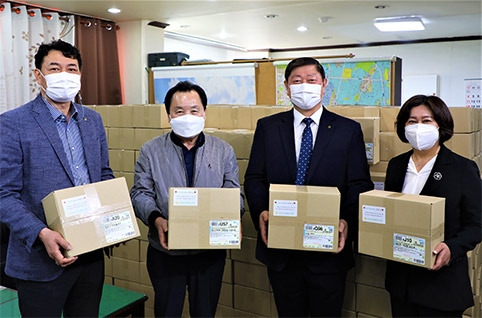 ▲ 사진은 남동농협 조합장 한윤우(왼쪽에서 두번째), 남동농협 상임이사 윤덕유(왼쪽에서 세번째).