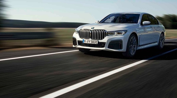 BMW 745e.