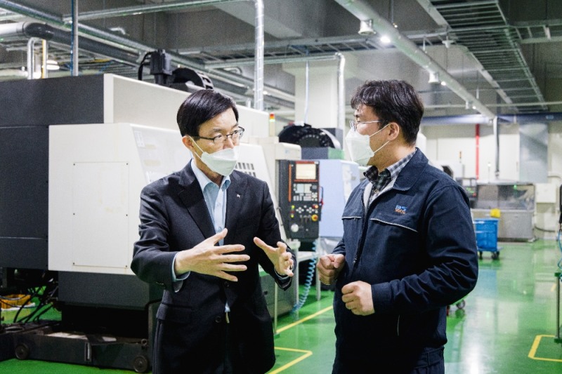 방문규 한국수출입은행장(왼쪽)이 국가전략산업인 반도체 산업분야에 대한 금융지원과 소통 강화를 위해 14일 오후 경기도 이천시에 있는 반도체 소재기업 디에스테크노를 방문, 정연웅 디에스테크노 본부장과 면담을 하고 있다. /사진제공=한국수출입은행