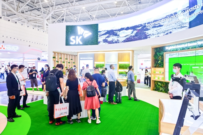SK종합화학은 지난 13일부터 중국 선전시에서 개최되는 ‘차이나플라스(Chinaplas)2021’행사에 참가하고 있다. 사진=SK그룹.